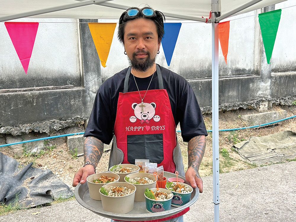สวรรค์ในครัว - ร้านหมี่ไก่ฉีกรักแม่ เส้นคลุกพริกกากหมู