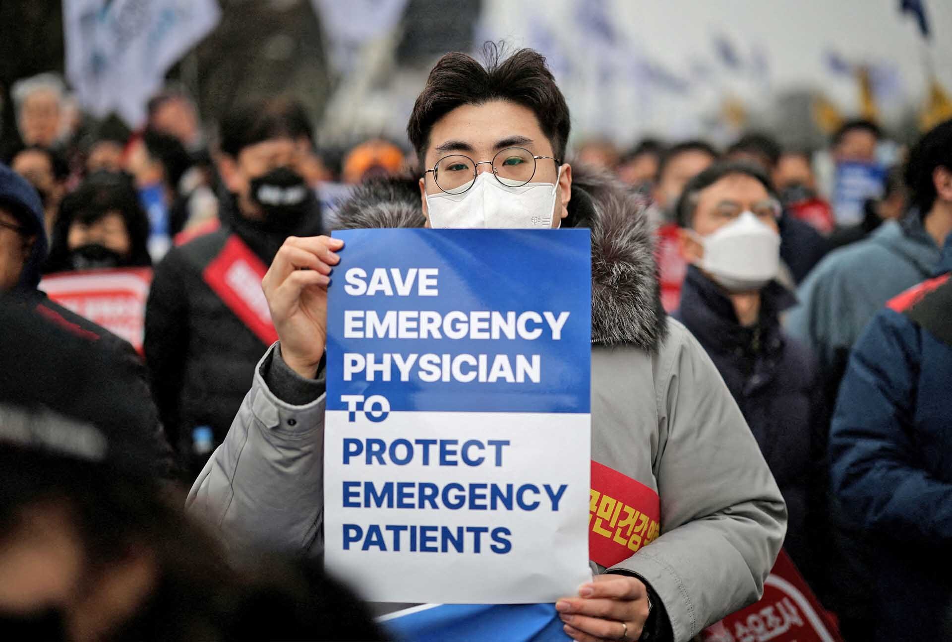 เกาหลีใต้เริ่มแล้ว “เพิกถอนใบอนุญาต” แพทย์ฝึกหัด 4,900 คน-หลังสไตรก์ต่อเนื่อง