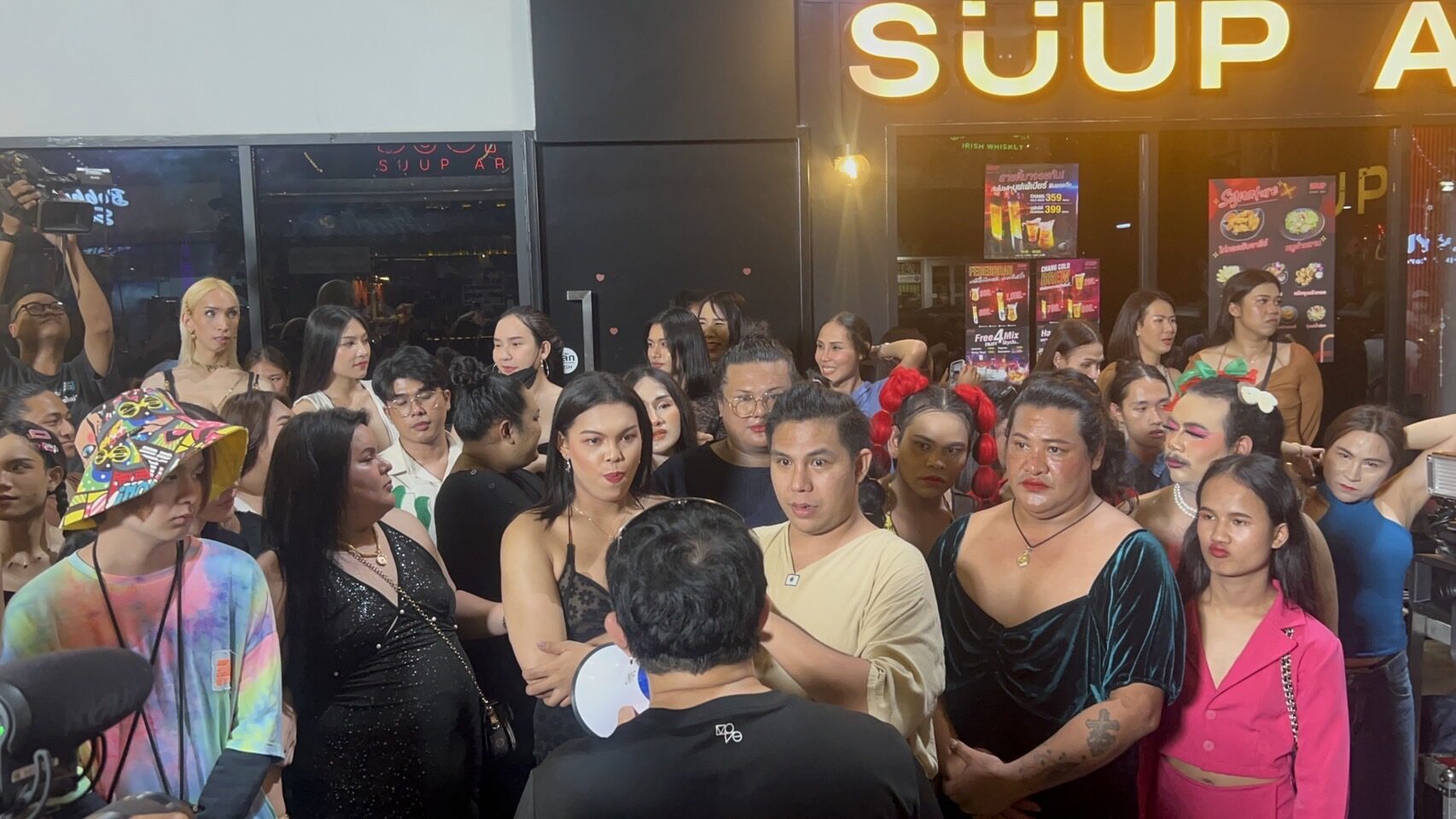 พชร์ ทุ่มทุนสร้าง