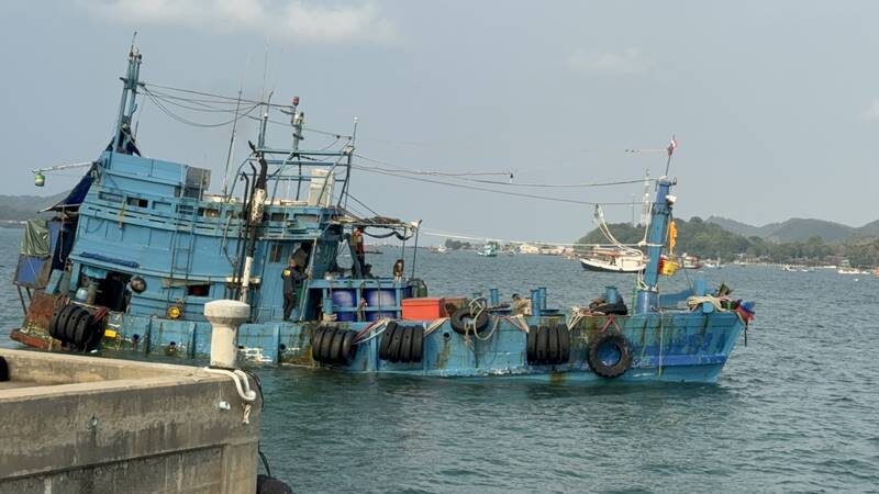 ตร. สนธิกำลังจับเรือน้ำมันเถื่อนกลางอ่าวไทย 5 ลำกว่า 4 แสนลิตร 