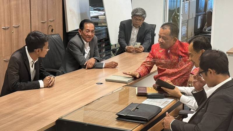 พี่ศรีรายงานตัว ปปป. ยืนกรานไม่ได้รับเงิน เชื่อถูกเตะตัดขาสกัดไม่ให้ร้องตรวจสอบ