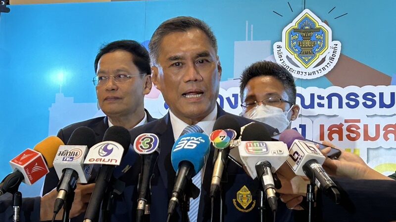 นายอิทธิพร บุญประคอง ประธานคณะกรรมการการเลือกตั้ง (กกต.)