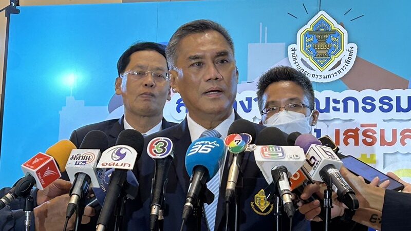 นายอิทธิพร บุญประคอง ประธานคณะกรรมการการเลือกตั้ง (กกต.)