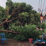 พายุฤดูร้อนถล่ม เกิดลมหมุนรุนแรง บ้านพังยับ-ถอดเสายกเรือน ชาวบ้านตกใจ ไม่เคยเจอมาก่อน 