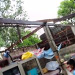 พายุฤดูร้อนถล่ม เกิดลมหมุนรุนแรง บ้านพังยับ-ถอดเสายกเรือน ชาวบ้านตกใจ ไม่เคยเจอมาก่อน 
