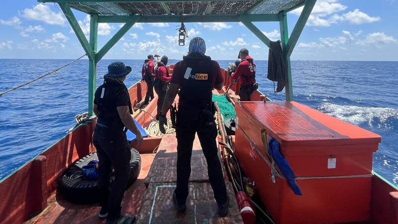 ไล่ล่าระทึก! ตำรวจน้ำสกัดจับเรือขนน้ำมันเถื่อนเวียดนาม 3 ลำกลางอ่าวไทย
