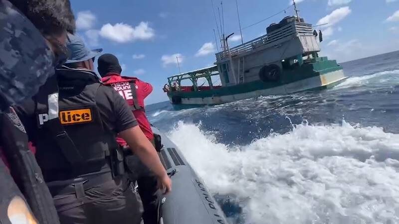 ไล่ล่าระทึก! ตำรวจน้ำสกัดจับเรือขนน้ำมันเถื่อนเวียดนาม 3 ลำกลางอ่าวไทย