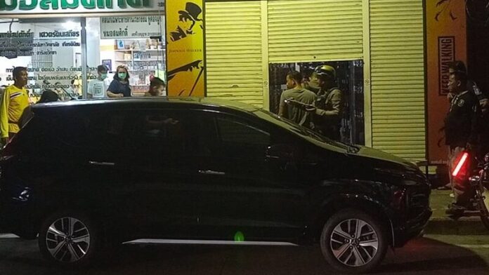 เตือนห้ามสูบบุหรี่! ไอ้โหดบุกร้านฟันแขนขาด ระทึกวิ่งไล่สาวหิ้วแขนแฟนหนุ่มไปรพ. 3 เตือนห้ามสูบบุหรี่