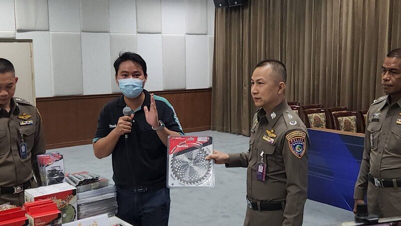 ตร.บุกทลายแหล่งผลิตสินค้าเครื่องมือช่างปลอม ยึดกว่าแสนชิ้นมูลค่า 10 ล้านบาท