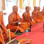 ชาวบ้านแห่ส่องเลขขันน้ำมนต์หลวงปู่ พิธีเจริญพระพุทธมนต์ เห็นชัดเล็งเสี่ยงโชค