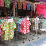 เสื้อลายดอกขายดี รับสงกรานต์ ลูกค้าแห่ซื้อ แม่ค้าสต๊อกสินค้าแน่น ปรับราคาขึ้น 20 บาท