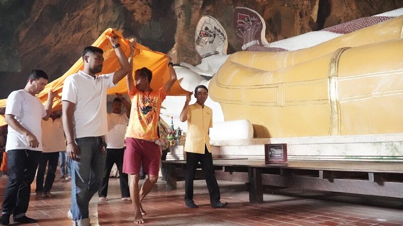 ชาวพุทธ-มอญร่วมแห่ผ้าห่มพระพุทธไสยาสน์ วัดหน้าถ้ำ เก่าอายุกว่า 1,267 ปีสืบสานสงกรานต์  