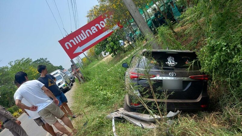 รอดทั้งครอบครัว หนุ่มสายบุญขับรถกลับบ้าน เก๋งตัดหน้าหักหลบชนอัดเสาไฟฟ้า เชื่อพุทธคุณช่วยไว้ 