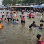หยุดสงคราม สาดสงกรานต์ คึกคัก ไทย-พม่าหลายพัน เล่นน้ำสองแผ่นดินกลางแม่น้ำเมย