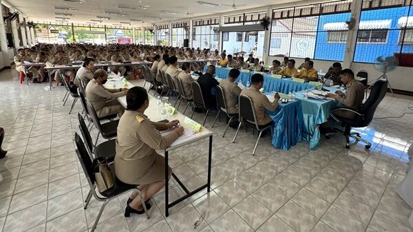 เซอร์ไพรส์ นายอำเภอ สั่งล็อกห้องประชุม ตรวจปัสสาวะ กำนัน ผู้ใหญ่บ้าน ผู้ช่วยใหญ่บ้าน กว่า 300 คน เจอ ฉี่ม่วง 3 ราย ลงโทษวินัยเด็ดขาด