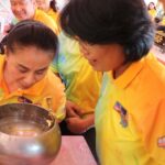 ชาวบ้านแห่ส่องเลขขันน้ำมนต์หลวงปู่ พิธีเจริญพระพุทธมนต์ เห็นชัดเล็งเสี่ยงโชค