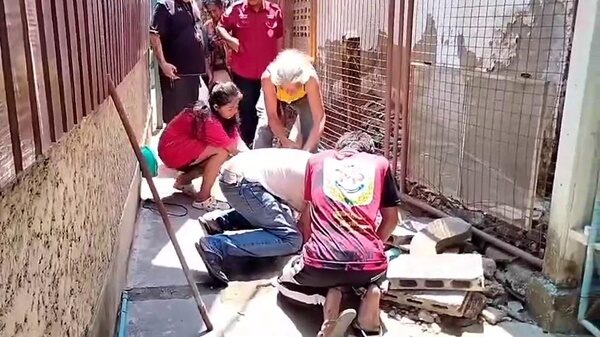 ท่อระบายน้ำ เรียกเพื่อนบ้านมาช่วยเปิดฝา แทบช็อก งูเหลือม ยาวเกือบ 4 เมตร ท้องใหญ่เหมือนเพิ่งกินแมวเข้าไป ติดอยู่เลื้อยไปไหนไม่ได้