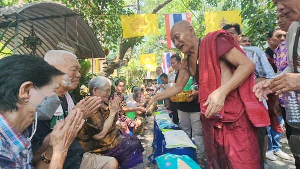 สาธุชนนับพัน แห่ร่วมสรงน้ำ หลวงพ่อแป๊ะ เกจิดัง โปรยธนบัตรปลุกเสกครึ่งแสนแจกเป็นเงินขวัญถุง ส่องเลขเด็ด ปุบฝ้าย นักร้องดัง