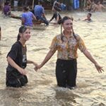 หยุดสงคราม สาดสงกรานต์ คึกคัก ไทย-พม่าหลายพัน เล่นน้ำสองแผ่นดินกลางแม่น้ำเมย