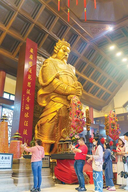 สกู๊ปบันเทิง - ‘อ.ช้าง’นำทีม12ผู้โชคดี ไหว้พระเสริมดวงที่ฮ่องกง