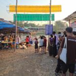 หยุดสงคราม สาดสงกรานต์ คึกคัก ไทย-พม่าหลายพัน เล่นน้ำสองแผ่นดินกลางแม่น้ำเมย