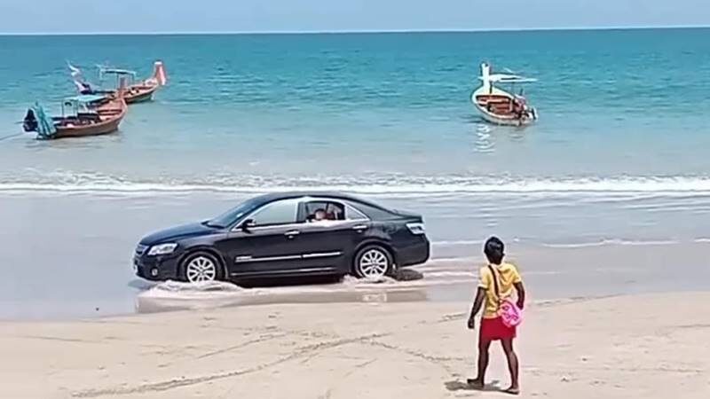 รู้ตัวแล้ว! คนขับเก๋งลงหาดกมลาพบตร. อ้างไม่รู้คิดว่าขับลงไปได้ อยากให้ลูกดูทะเลใกล้