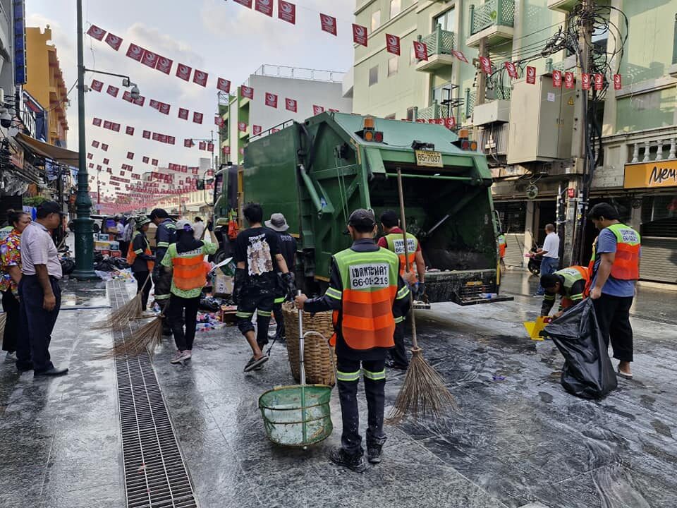 เปิดสภาพ ถนนข้าวสาร หลังจบวันสงกรานต์ จนท.ลงเคลียร์พื้นที่ ทำความสะอาด เผยปริมาณขยะ 3 วัน