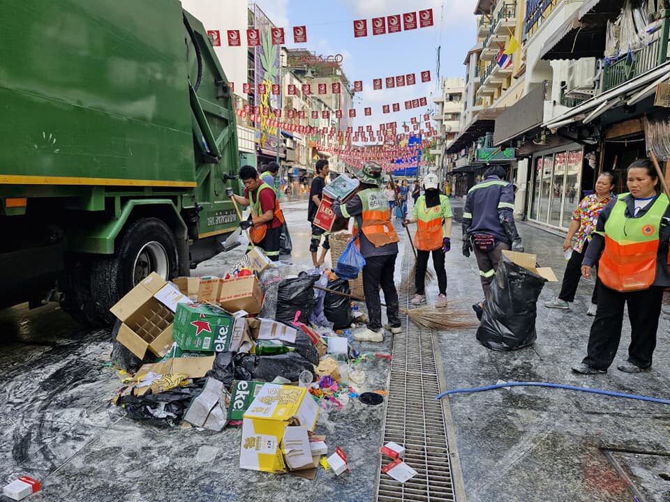 เปิดสภาพ ถนนข้าวสาร หลังจบวันสงกรานต์ จนท.ลงเคลียร์พื้นที่ ทำความสะอาด เผยปริมาณขยะ 3 วัน