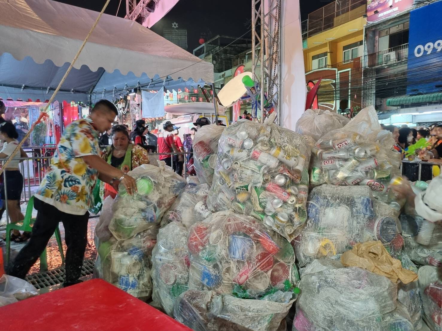 เปิดสภาพ ถนนข้าวสาร หลังจบวันสงกรานต์ จนท.ลงเคลียร์พื้นที่ ทำความสะอาด เผยปริมาณขยะ 3 วัน