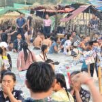 หยุดสงคราม สาดสงกรานต์ คึกคัก ไทย-พม่าหลายพัน เล่นน้ำสองแผ่นดินกลางแม่น้ำเมย