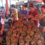 ดีกว่าขาดทุน บรรทุกทุเรียนฝ่าเปลวแดด เผาแตกคารถ เร่งขายถูก คนรุมแย่งซื้อ