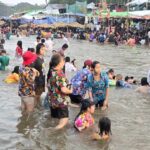 หยุดสงคราม สาดสงกรานต์ คึกคัก ไทย-พม่าหลายพัน เล่นน้ำสองแผ่นดินกลางแม่น้ำเมย
