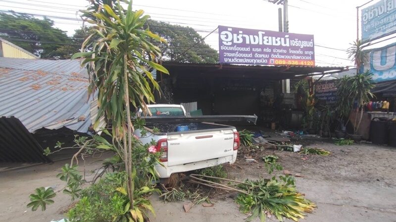 อยากซ่อมไม่จอดให้ดี หนุ่มซิ่งกระบะเสียหลัก พุ่งชนร้านซ่อมรถยนต์ข้างทางพังเสียหายยับ