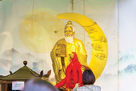 สกู๊ปบันเทิง - ‘อ.ช้าง’นำทีม12ผู้โชคดี ไหว้พระเสริมดวงที่ฮ่องกง