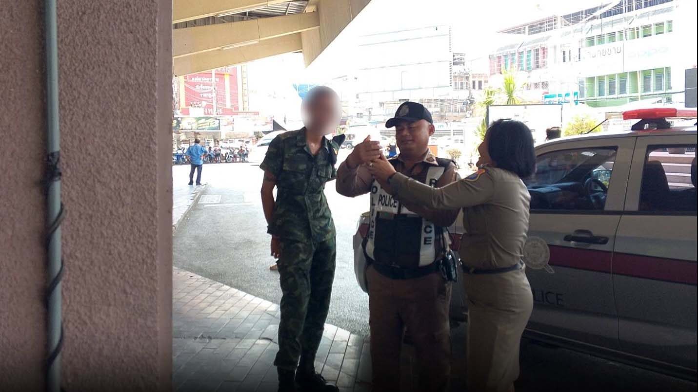 จับกะเทยแสบ แอบถ่ายทหารหนุ่มห้องน้ำขนส่ง เช็คโทรศัพท์ตะลึงเหยื่อนับสิบราย