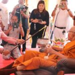 ชาวบ้านแห่ส่องเลขขันน้ำมนต์หลวงปู่ พิธีเจริญพระพุทธมนต์ เห็นชัดเล็งเสี่ยงโชค