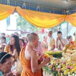 ชาวบ้านปลื้ม สรงน้ำขอพร พระพุทธรูป-พระสงฆ์ รับโชคสงกรานต์ วัตถุมงคล-ข้าวสาร-สลากฯรัฐบาล