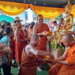 ชาวบ้านปลื้ม สรงน้ำขอพร พระพุทธรูป-พระสงฆ์ รับโชคสงกรานต์ วัตถุมงคล-ข้าวสาร-สลากฯรัฐบาล