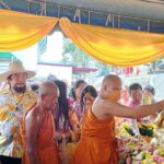 ชาวบ้านปลื้ม สรงน้ำขอพร พระพุทธรูป-พระสงฆ์ รับโชคสงกรานต์ วัตถุมงคล-ข้าวสาร-สลากฯรัฐบาล
