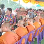 ชาวบ้านปลื้ม สรงน้ำขอพร พระพุทธรูป-พระสงฆ์ รับโชคสงกรานต์ วัตถุมงคล-ข้าวสาร-สลากฯรัฐบาล