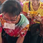 ชาวบ้านปลื้ม สรงน้ำขอพร พระพุทธรูป-พระสงฆ์ รับโชคสงกรานต์ วัตถุมงคล-ข้าวสาร-สลากฯรัฐบาล