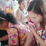 ชาวบ้านปลื้ม สรงน้ำขอพร พระพุทธรูป-พระสงฆ์ รับโชคสงกรานต์ วัตถุมงคล-ข้าวสาร-สลากฯรัฐบาล