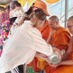 ชาวบ้านปลื้ม สรงน้ำขอพร พระพุทธรูป-พระสงฆ์ รับโชคสงกรานต์ วัตถุมงคล-ข้าวสาร-สลากฯรัฐบาล