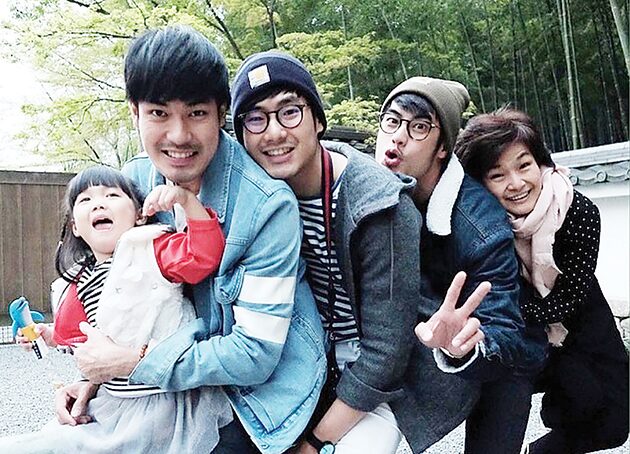 ซุปตาร์บันเทิง - ‘บอย-หน่อง-ภัทร์’รักแน่น มีแม่อยู่เบื้องหลังความสัมพันธ์