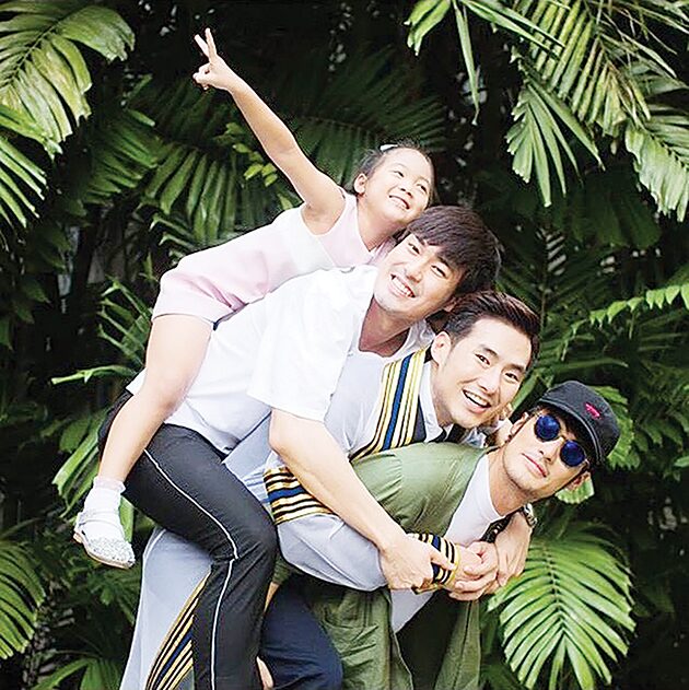 ซุปตาร์บันเทิง - ‘บอย-หน่อง-ภัทร์’รักแน่น มีแม่อยู่เบื้องหลังความสัมพันธ์