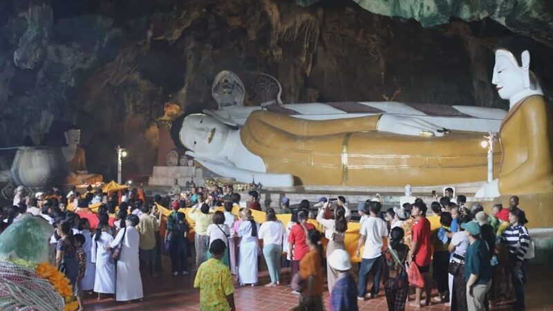 ชาวพุทธ-มอญร่วมแห่ผ้าห่มพระพุทธไสยาสน์ วัดหน้าถ้ำ เก่าอายุกว่า 1,267 ปีสืบสานสงกรานต์  