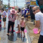 เริ่มแล้ว สาดน้ำสงกรานต์ ถนนข้าวเกรียบ ปิดถนนชาวนราฯ ร่วมเล่นน้ำสนุกสนาน