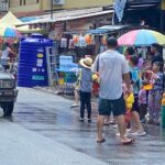 เริ่มแล้ว สาดน้ำสงกรานต์ ถนนข้าวเกรียบ ปิดถนนชาวนราฯ ร่วมเล่นน้ำสนุกสนาน