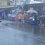 เริ่มแล้ว สาดน้ำสงกรานต์ ถนนข้าวเกรียบ ปิดถนนชาวนราฯ ร่วมเล่นน้ำสนุกสนาน