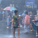 เริ่มแล้ว สาดน้ำสงกรานต์ ถนนข้าวเกรียบ ปิดถนนชาวนราฯ ร่วมเล่นน้ำสนุกสนาน